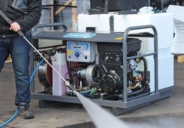 Одно из применений распылительного шланга с хлопчатобумажной оплеткой－мойка высокого давления